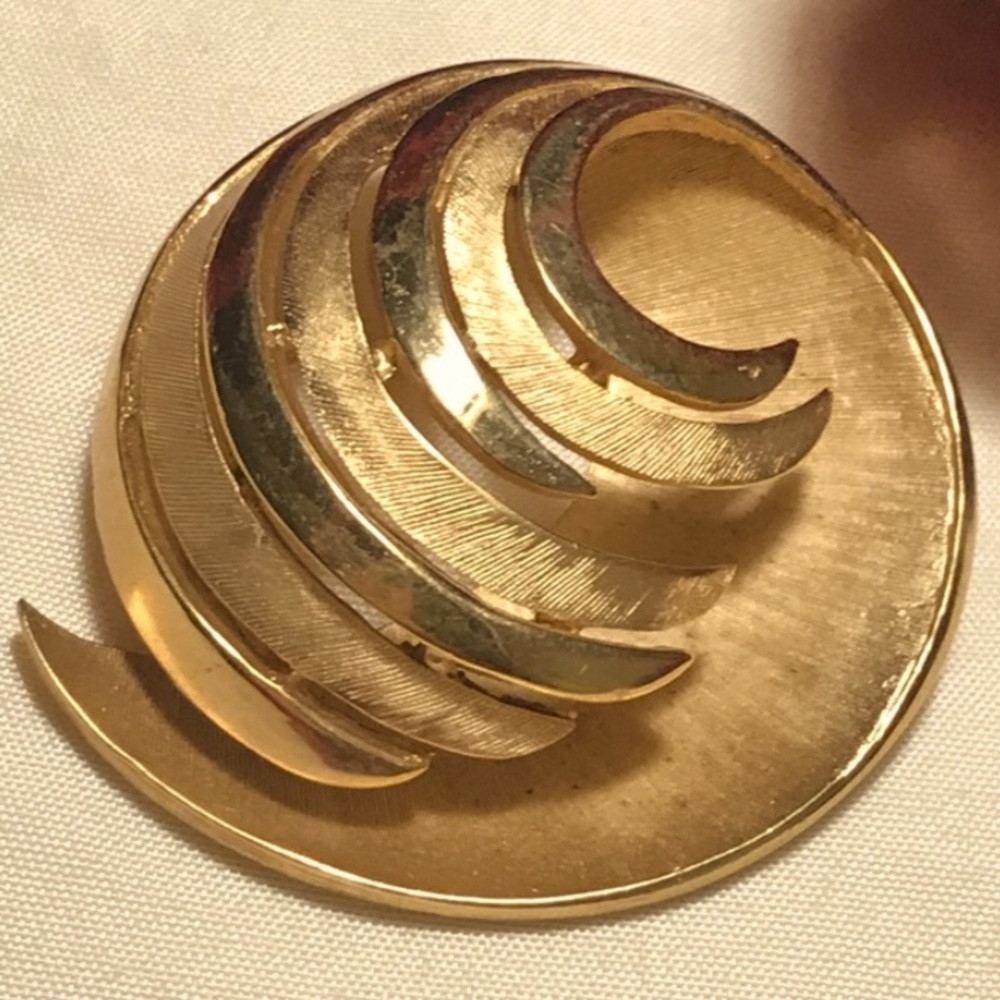 🔆 SALE!!! Trifari golden brooch